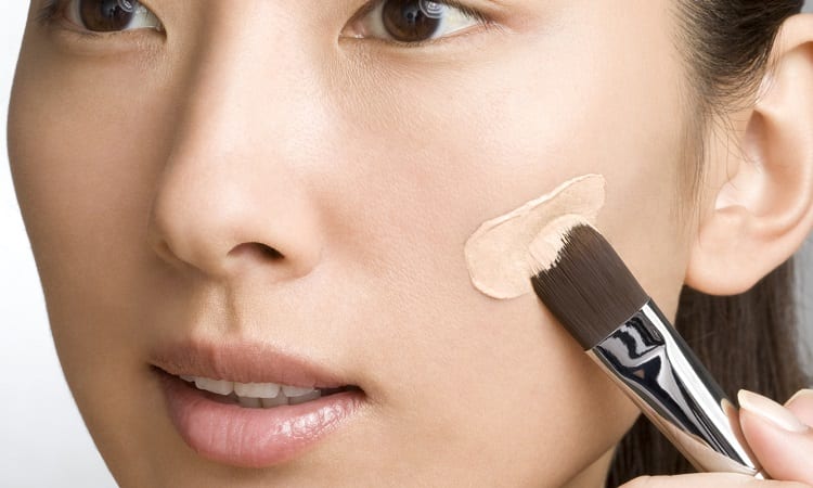 CAN I USE A POWDER BRUSH TO APPLY LIQUID FOUNDATION?