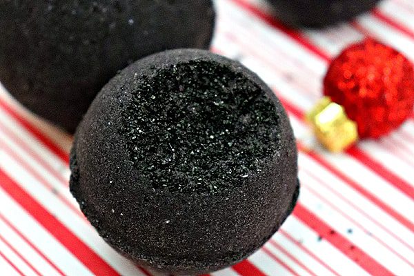 10 Best Black Bath Bombs For Your Skin! 2